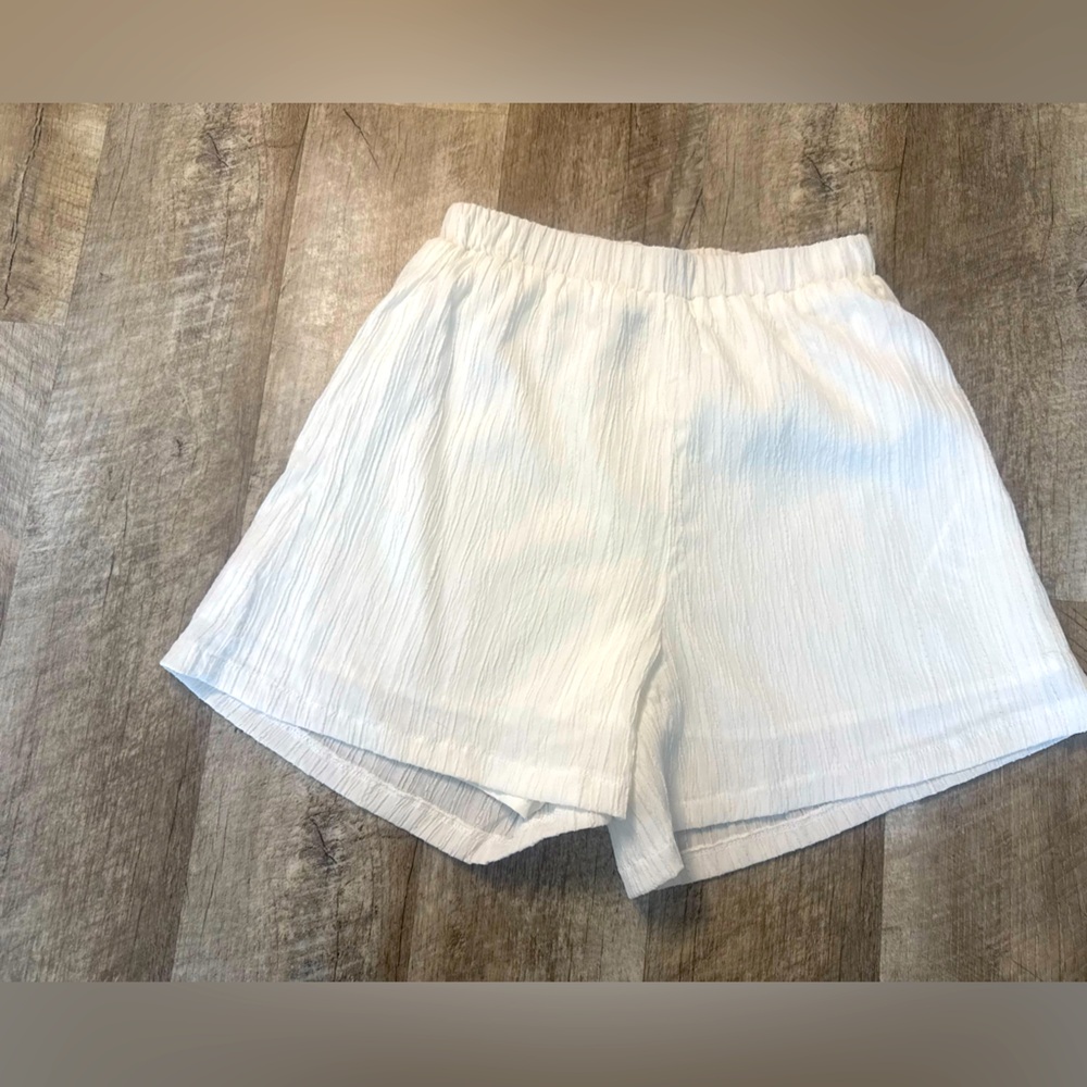 SHEIN size S/4 white skinny ribbed fabric shorts, like new